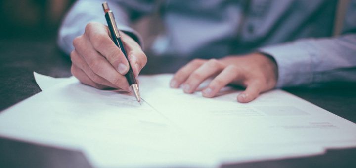 HR profesional menandatangani perjanjian kerja PKWT dan PKWTT di kantor Indonesia