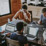 Tim HR profesional sedang mendiskusikan job description dan deskripsi jabatan karyawan