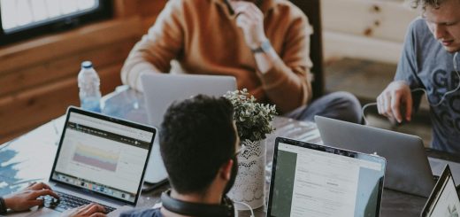 Tim HR profesional sedang mendiskusikan job description dan deskripsi jabatan karyawan