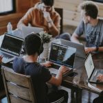 Tim karyawan bekerja secara produktif dan kolaboratif di lingkungan kantor modern