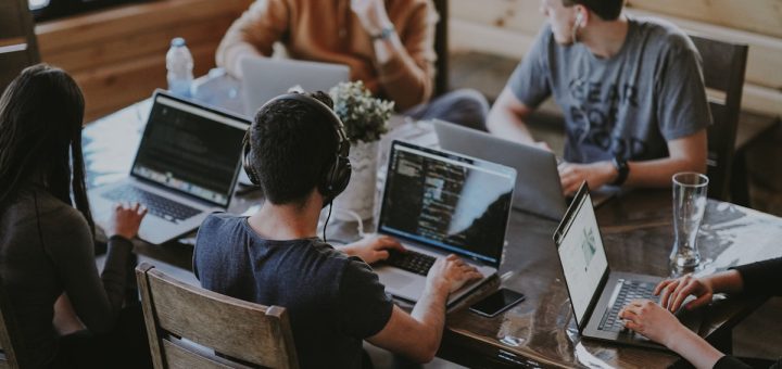 Tim karyawan bekerja secara produktif dan kolaboratif di lingkungan kantor modern