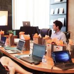 Tim profesional sedang menyusun dan mendiskusikan SOP Standard Operating Procedure perusahaan