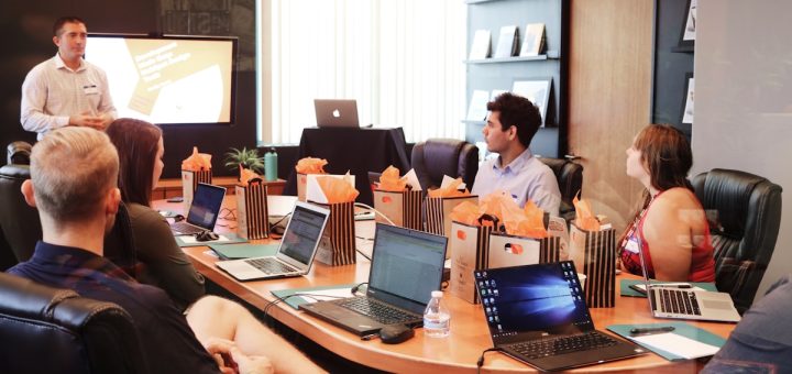 Tim profesional sedang menyusun dan mendiskusikan SOP Standard Operating Procedure perusahaan