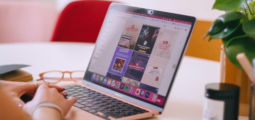 Manajer memakai laptop saat belajar Leading with AI untuk memimpin tim