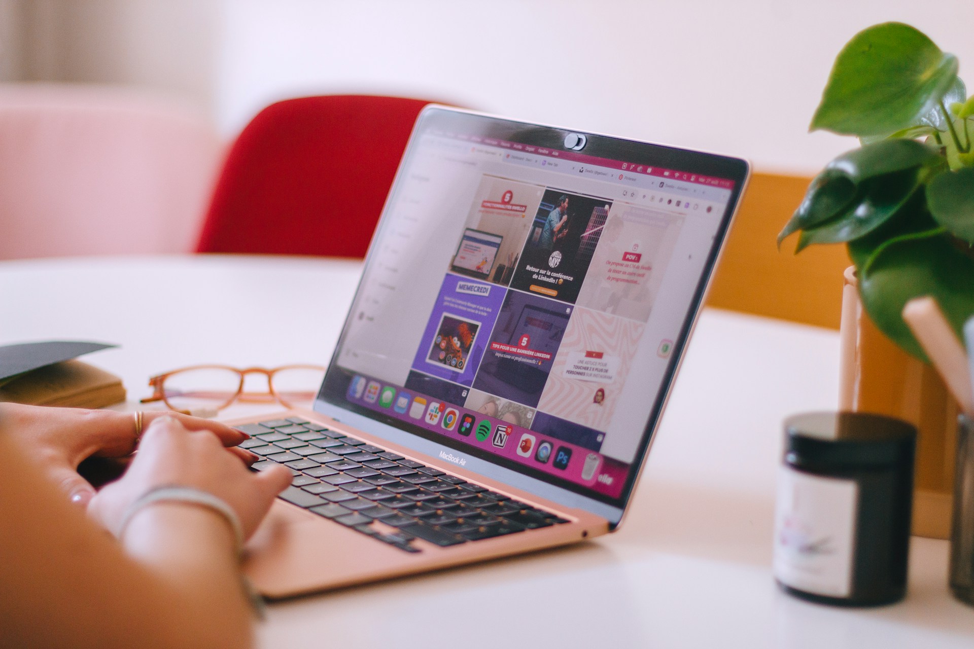 Manajer memakai laptop saat belajar Leading with AI untuk memimpin tim